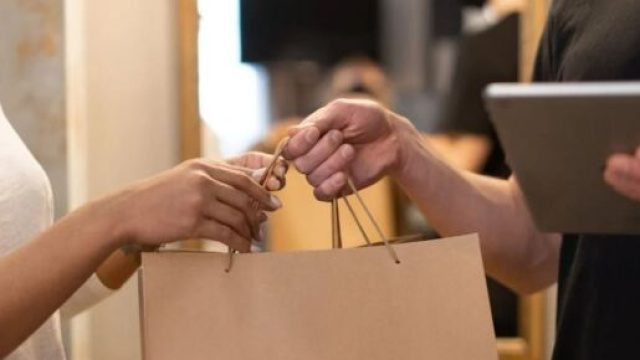 Un commesso all'opera - Foto &copy; Pexels