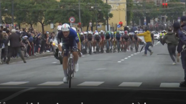 Giro d&rsquo;Italia, finale di tappa a Napoli &ndash; &copy; Screenshot Eurosport.