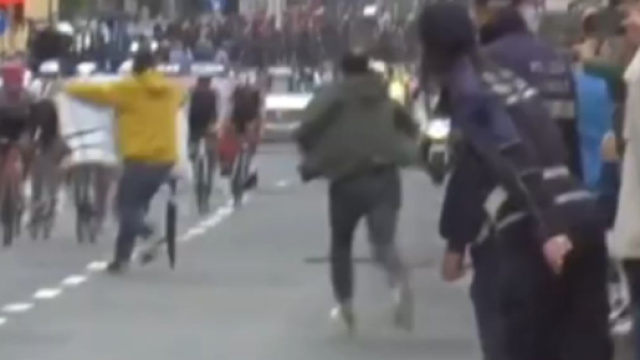 L'irruzione dei manifestanti al Giro d'Italia &ndash; &copy; Screenshot Eurosport.