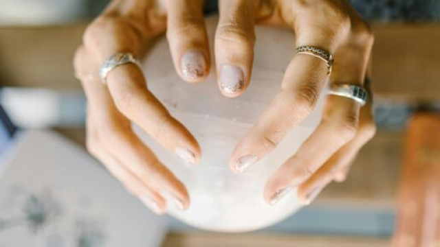 Mani sulla sfera di cristallo &ndash; &copy; Pexels.