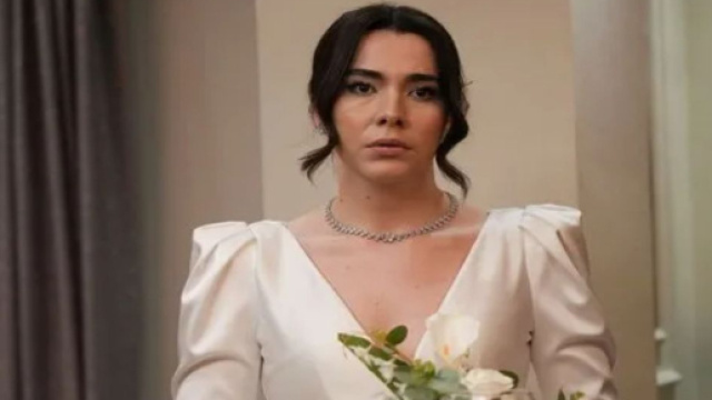 Feyza Sevil G&uuml;ng&ouml;r (Oylum) in una scena di Tradimento &ndash; screenshot da Aldatmak &copy; ATV