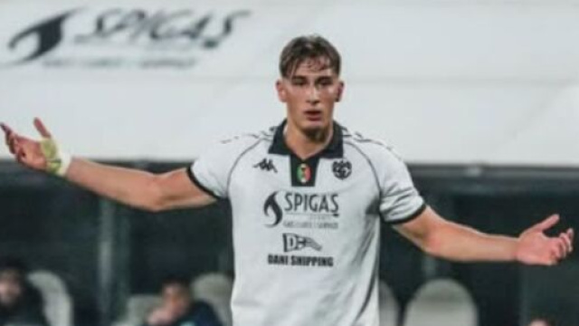 Francesco Pio Esposito in campo con lo Spezia, &copy; profilo instagram del calciatore.