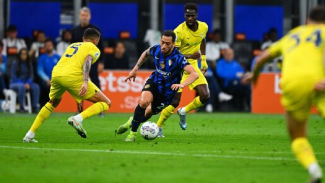 Hakan &Ccedil;alhanoğlum in azione col Parma &copy; FC Inter