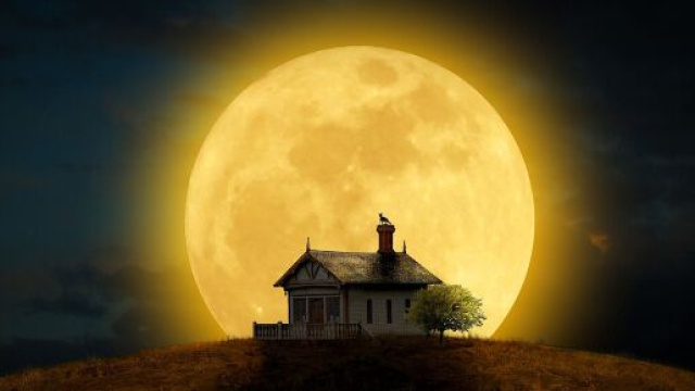 Casolare con Luna piena sullo sfondo - &copy; Pixabay