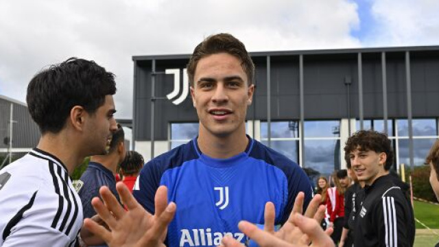 Kenan Yildiz incontra i tifosi &copy; Juventus FC