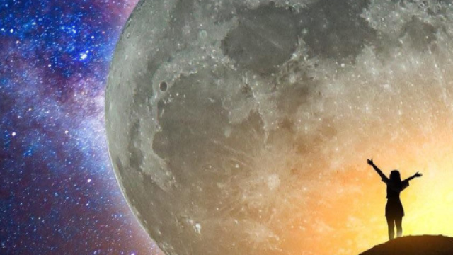 Donna che osserva la luna e le stelle &copy; Pixabay