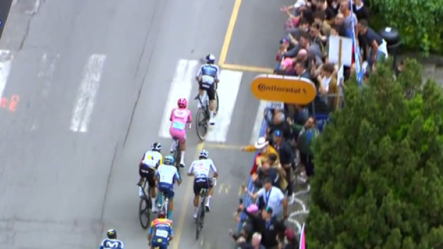 Il contatto Bernal - Tiberi nell'11&deg; tappa del Giro d'Italia - &copy; Screenshot Eurosport