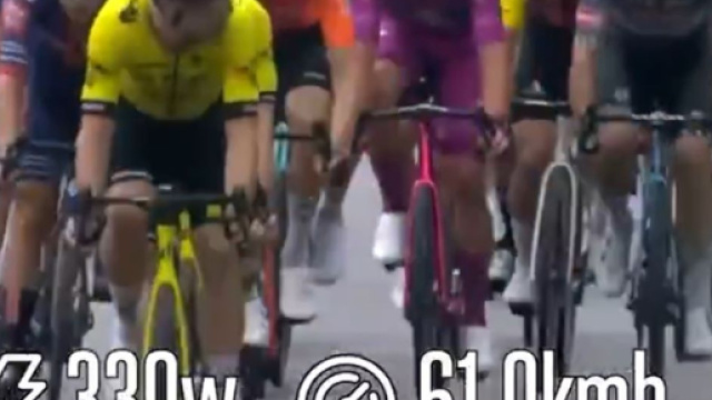 Wout van Aert in testa al gruppo al Giro d&rsquo;Italia &ndash; &copy; X/Velon.