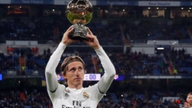 Luka Modric in posa con il Pallonev d'Oro 2018, &copy; profilo instagram del calciatore.