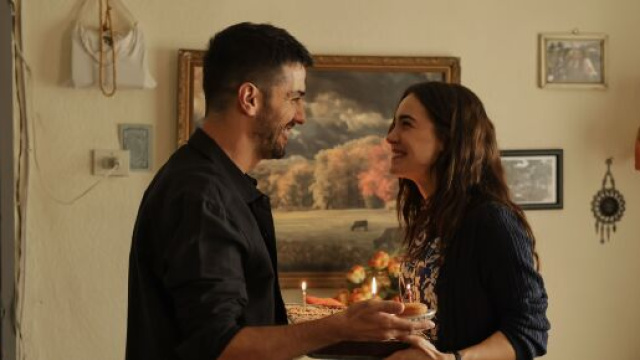 Aras Aydın (Nuh &Ccedil;akır&ccedil;a) e Hafsanur Sancaktutan (Melek &Ccedil;akır&ccedil;a) in una scena di La notte nel cuore &ndash; &copy; Mediaset.