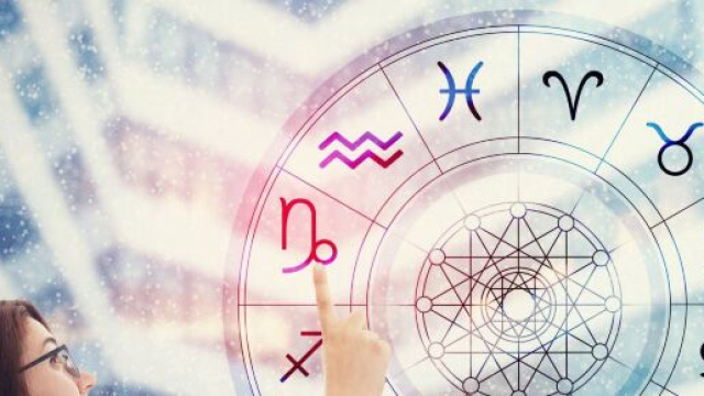 Donna che indica la ruota dello zodiaco, foto da &copy;Pixabay