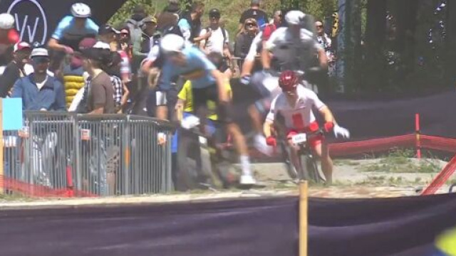 La caduta di Mathieu Van der Poel a Nove Mesto &ndash; &copy; Screenshot Eurosport.