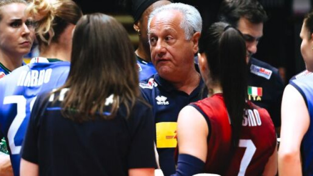 L'allenatore Julio Velasco &copy; Pagina Facebook ufficiale della Federazione Italiana Pallavolo