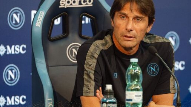 Antonio Conte durante una conferenza stampa &copy; SSC Napoli