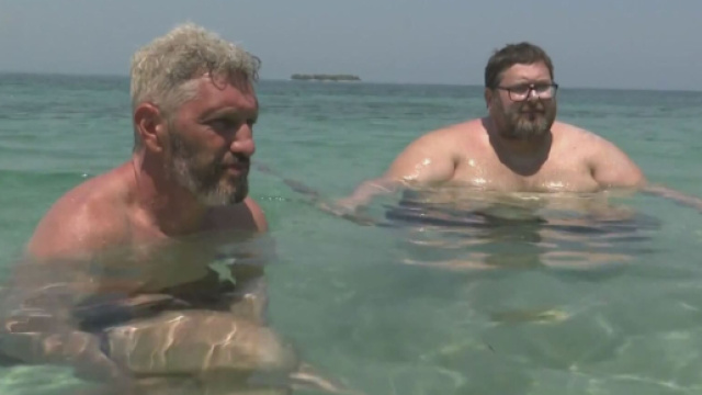 Omar Fantini e Mario Adinolfi (&copy; Isola dei Famosi/Mediaset).