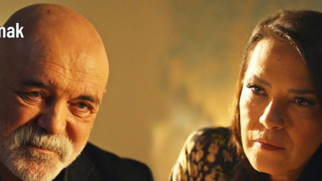 Ercan Kesal (Sezai) e Yeşim Salkım (Kadriye) in una scena di Tradimento &ndash; screenshot da Aldatmak &copy; ATV