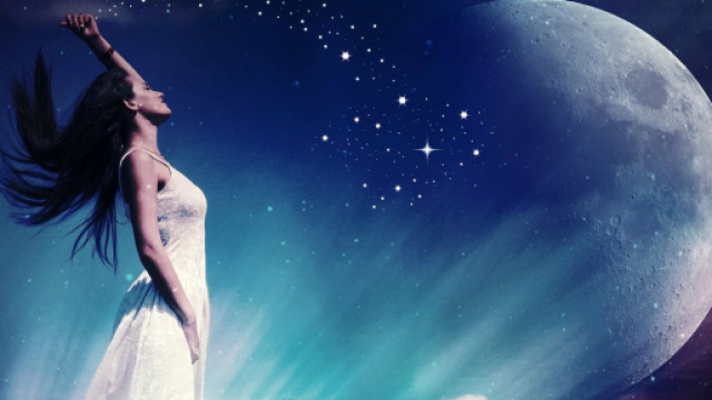 Donna e luna tra le stelle &ndash; &copy; Pixabay.