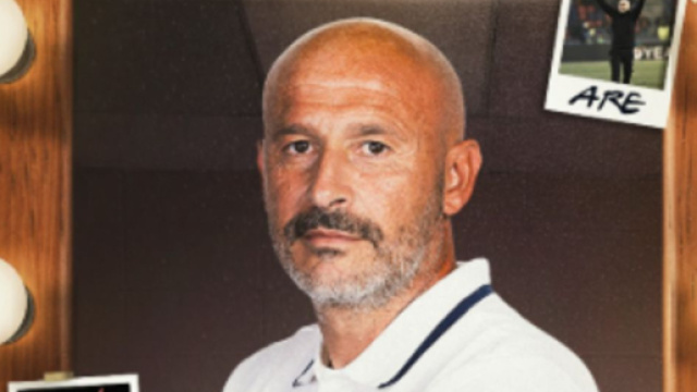 Vincenzo Italiano in posa con la maglia del Bologna &copy; Instagram
