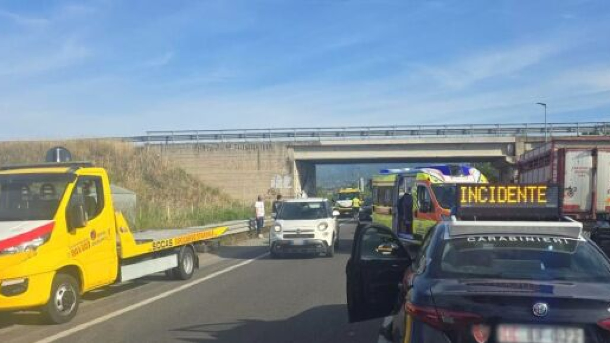 Incidente tra auto e moto a Cosenza: motociclista ferito, traffico in tilt