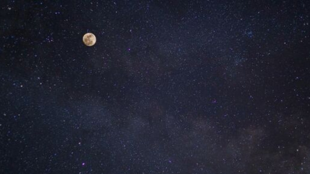 La Luna nel cielo stellato &copy; Pexels.com