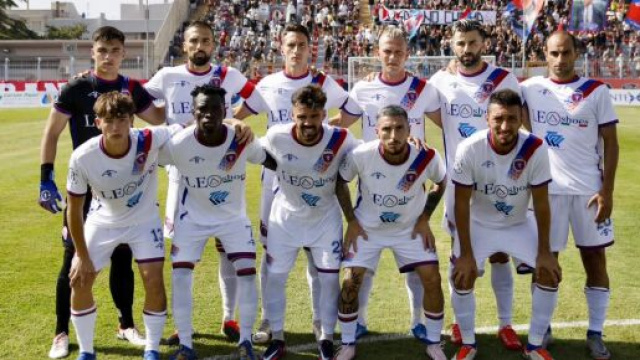 Il Casarano durante una foto di rito &copy; Casarano Calcio