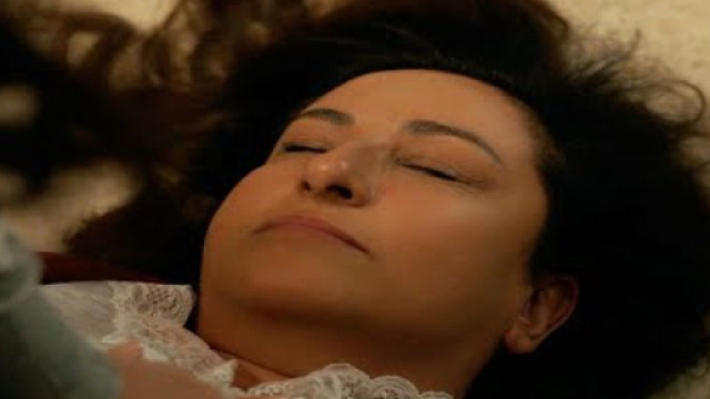 &Ouml;zlem Tokaslan (Ilknur) in una scena. Screenshot &copy; Tradimento