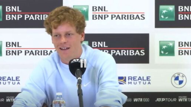 Jannik Sinner in conferenza stampa a Roma - &copy; screenshot Sky Sport.