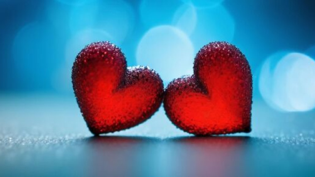Cuori rossi su sfondo blu &copy; Immagine di Pixabay.