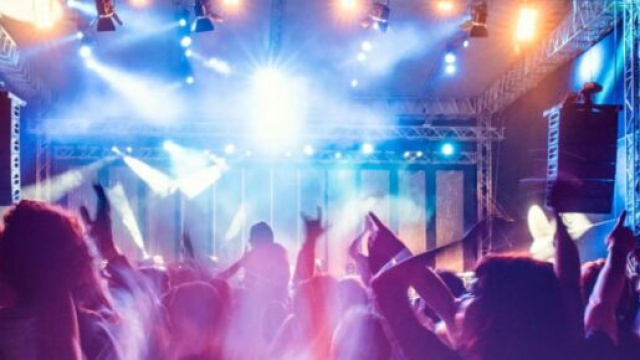 Un palco durante un'esibizione dal vivo - Foto &copy; Pexels