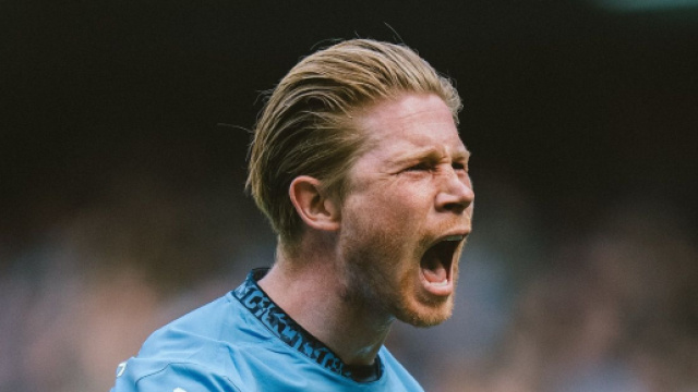 De Bruyne esulta in campo &copy; profilo Facebook.