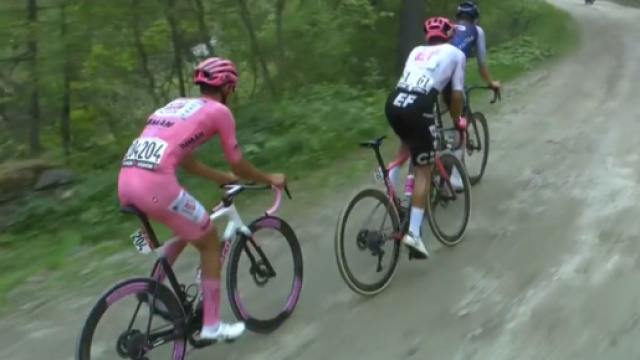 Isaac Del Toro in maglia rosa - &copy; Screenshot Eurosport