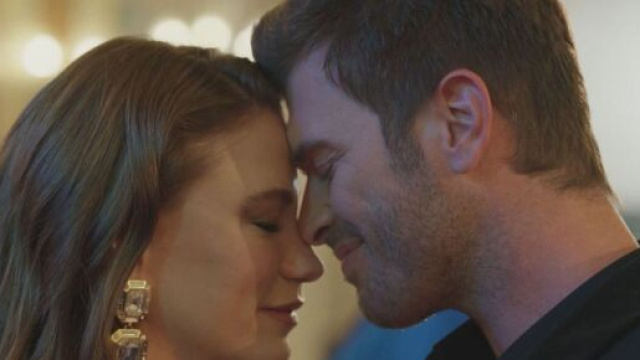 Devin e Aslan in foto &copy; Screenshot Mediaset.