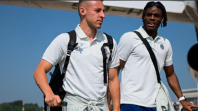 I nerazzurri Frattesi e Bisseck prima della partenza verso gli Usa, dove si giocher&agrave; il Mondiale per club (&copy; Inter/instagram).