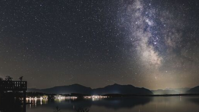 Stelle che brillano sul lago &copy; pixabay