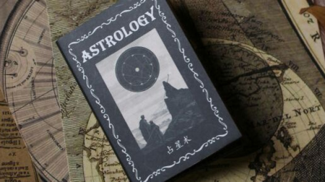 Copertina di un libro di astrologia &copy; Pexels