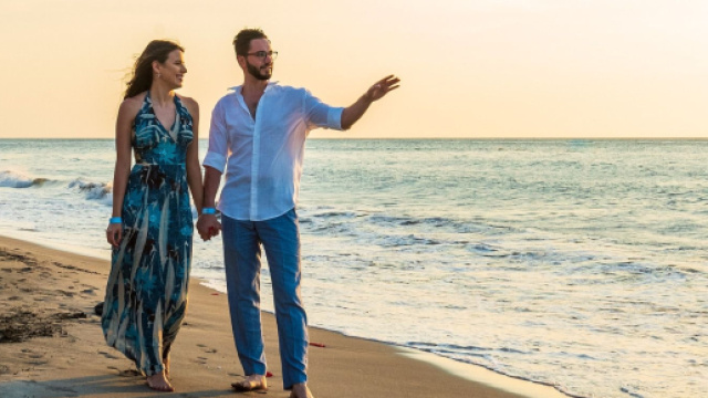 Una coppia che passeggia sulla spiaggia - &copy; Pixabay.