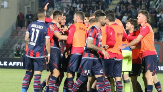 La squadra del Crotone durante l'esultanza dopo un gol - &copy; Facebook / FcCrotone