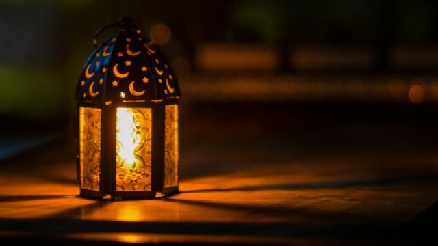 Lanterna decorata con tante lune-&copy;Pexels.