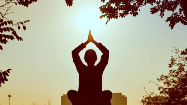 Persona che pratica yoga all'aria aperta-&copy;Pexels
