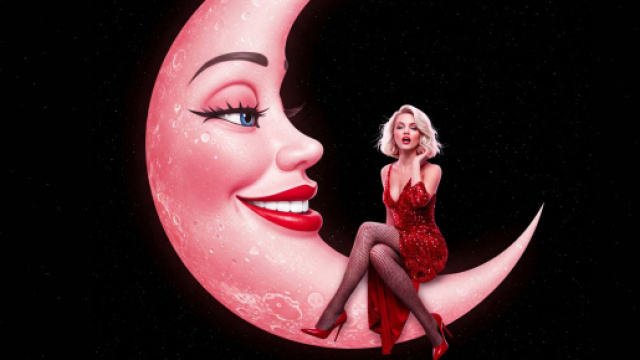 Donna in rosso con luna rosa sorridente &copy; Pixabay