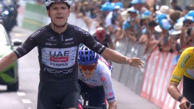 Joao Almeida festeggia la vittoria nella settima tappa del Giro di Svizzera &copy; Screenshot Eurosport