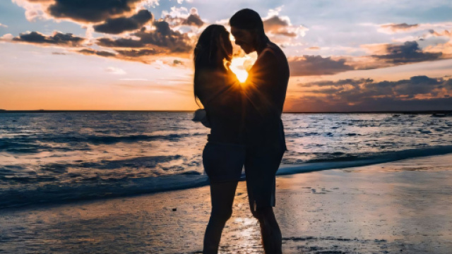 Coppia innamorata con mare e tramonto - &copy; Pixabay.