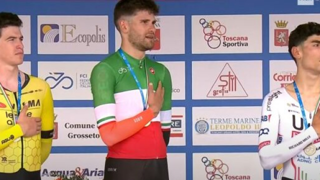 Filippo Ganna sul podio dei Campionati italiani a cronometro - &copy; Screenshot Rai