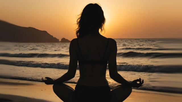 Silhouette meditativa al tramonto sulla spiaggia &ndash; &copy; Pixabay.