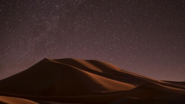 Cielo stellato e dune- &copy; Pexels.