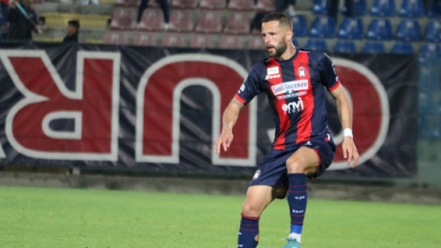 Maxime Giron, difensore del Crotone - &copy; Facebook / FcCrotone