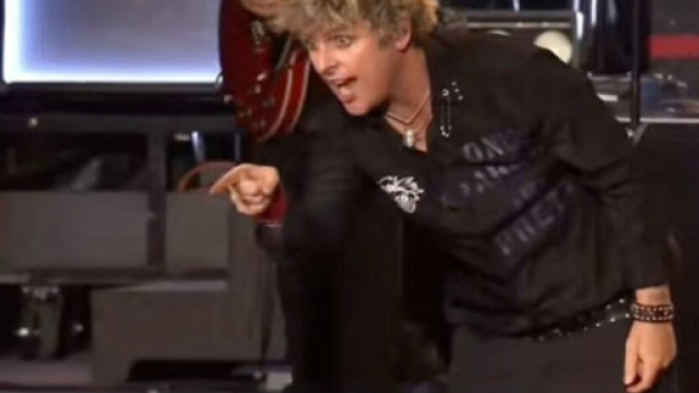 Billie Joe Armstrong dei Green Day mentre sgrida un fan all'Hurrican Festival (screenshot &copy; tik tok)