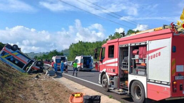 Vigili del Fuoco in azione nel vibonese sull'A2 - &copy; Vigili del Fuoco