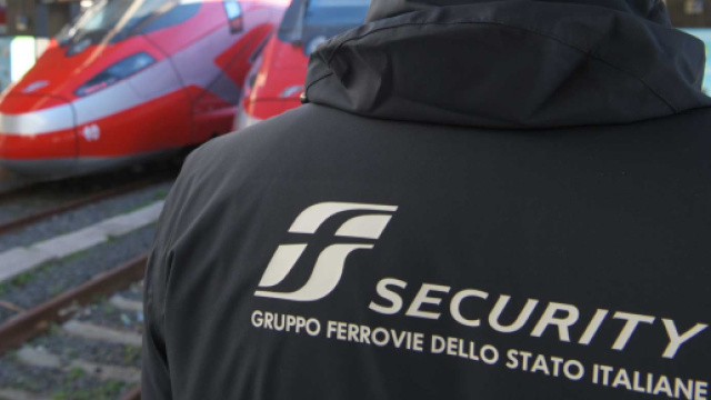 Operatore della sicurezza in stazione - &copy; Fs Security.