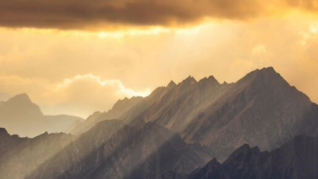 Catena montuosa in un'atmosfera nebbiosa e luminosa &ndash; &copy; Pexels.
